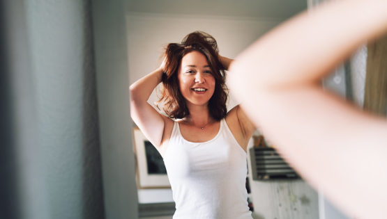 Woman hands in Hair 1187332640