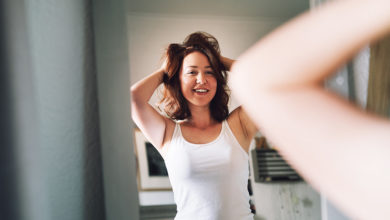 Woman hands in Hair 1187332640